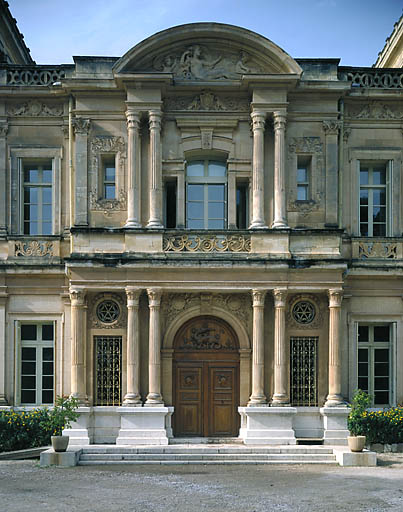 Façade antérieure est. Corps central.