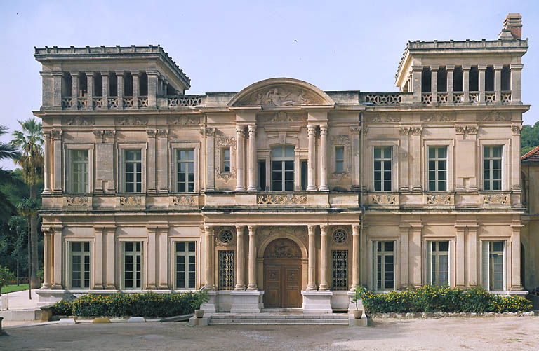 Façade antérieure est. Vue rapprochée.