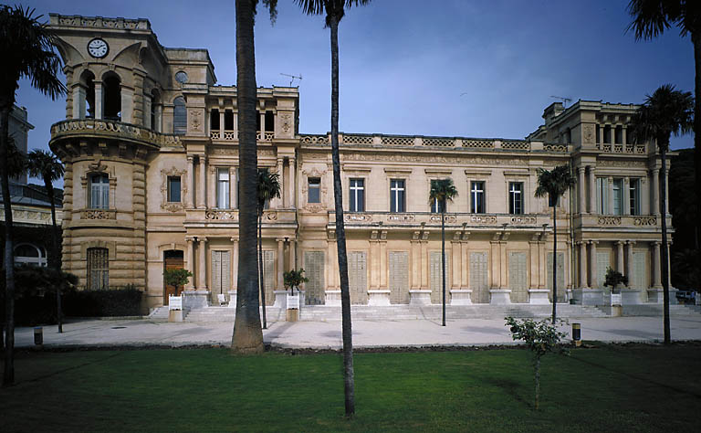 Façade d'agrément sud. Vue de situation.