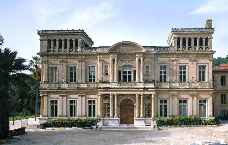 Façade antérieure est. Vue de situation.