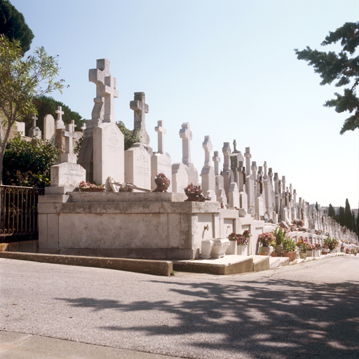 Vue d'ensemble de l'allée François-Arène prise du nord-ouest.