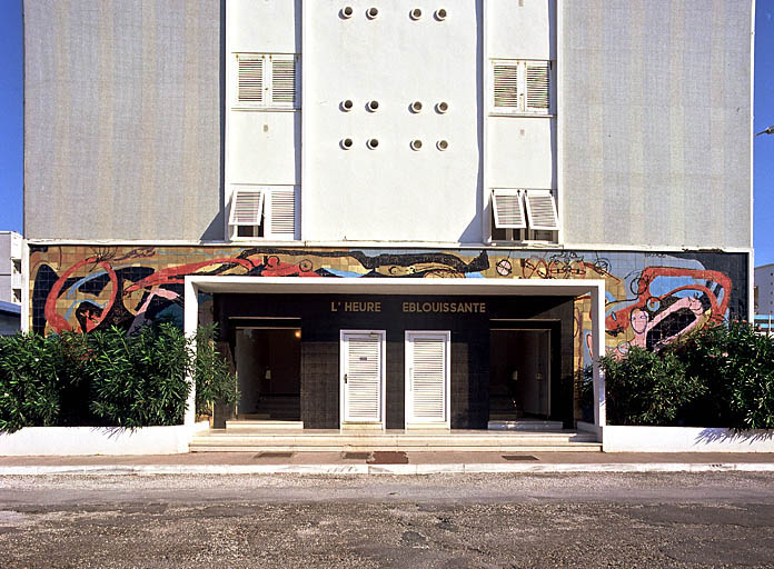 Entrée de la tour L'heure éblouissante. Décor de céramique.