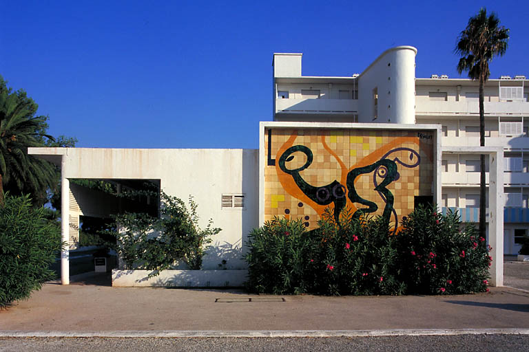 Façade nord-ouest de la galerie marchande.