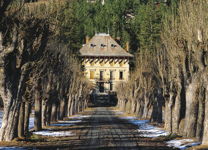 Vue d'ensemble de la villa au bout de la grande allée du parc, côté sud.