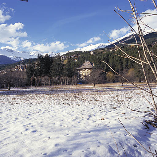 La villa dans son parc. Le verger.