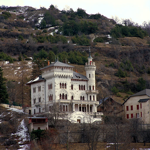 Façade principale, vue éloignée.