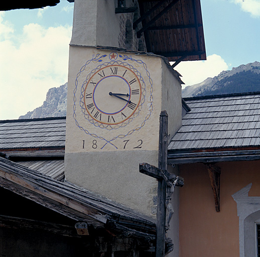 Eglise paroissiale Saint-Sébastien. Le clocher avec le cadran solaire.