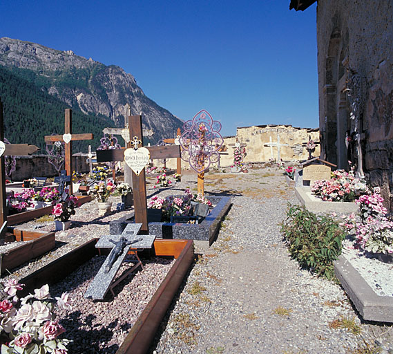 Le cimetière et son enclos, au sud-ouest de l'église.