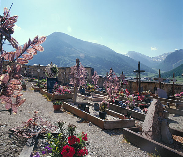 Le cimetière et son enclos.