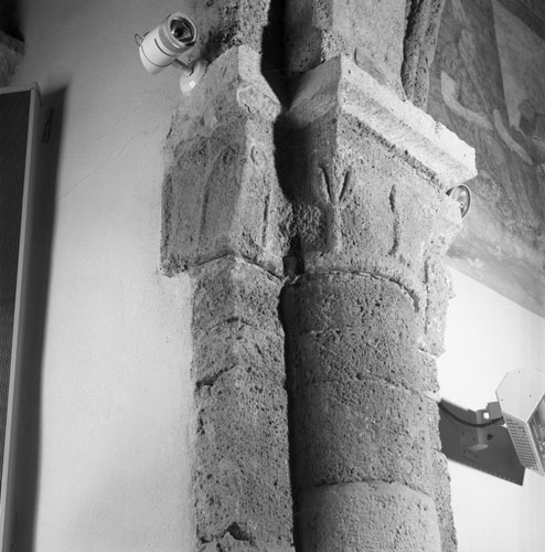 Eglise paroissiale Saint-Sébastien. Chapiteaux recevant la retombée de l'arc triomphal au nord.