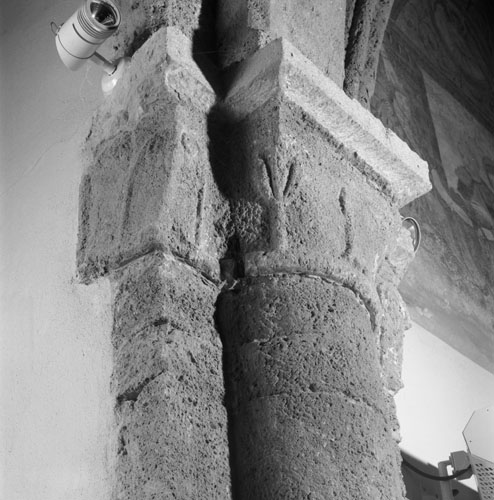 Eglise paroissiale Saint-Sébastien. Chapiteaux recevant la retombée de l'arc triomphal au nord : vue latérale.