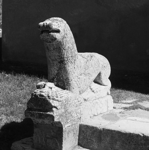 Le lion de gauche. Vue générale de trois quarts.