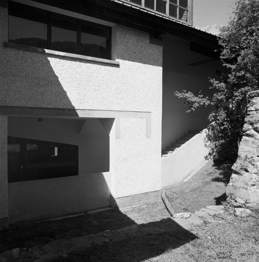 Détail de la façade sud : couloir en étage de soubassement et escalier conduisant à la salle de prières.