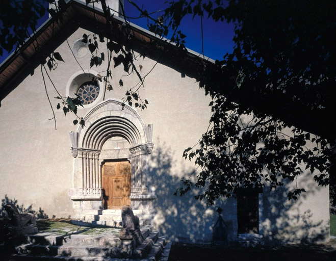 Vue d'ensemble de la façade principale.