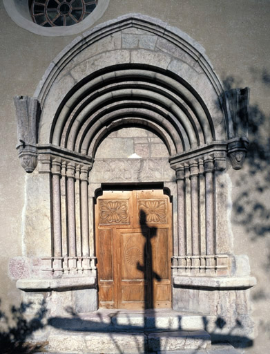 Le portail d'entrée de l'église paroissiale.