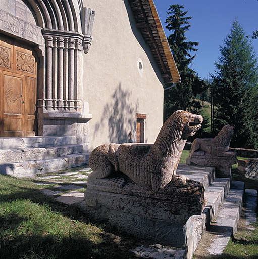 Vue générale des deux lions stylophores.