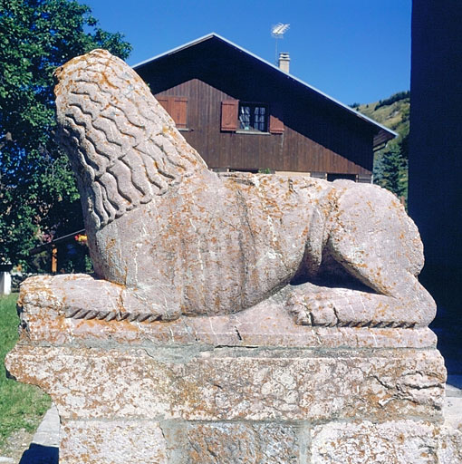Le lion de droite. Vue générale de profil.