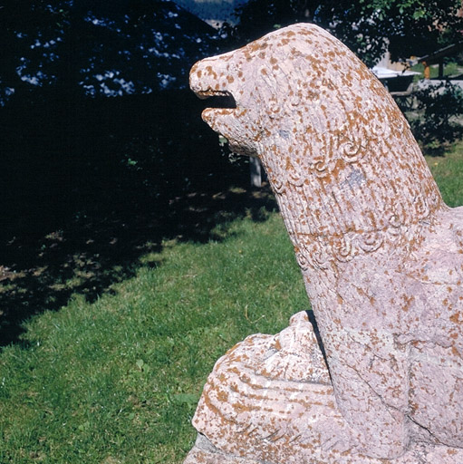 Le lion de gauche. Détail de la tête de profil.