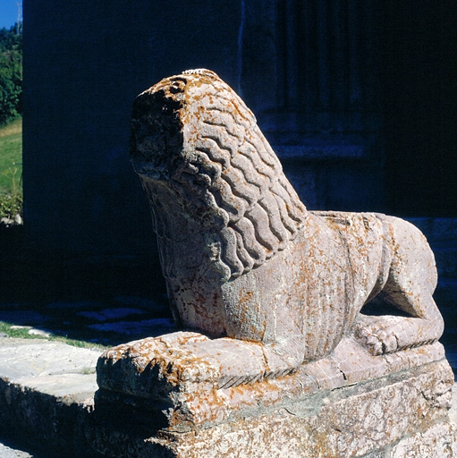 Le lion de droite. Vue générale de trois quarts.