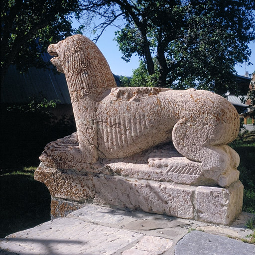 Le lion de gauche. Vue générale de profil.