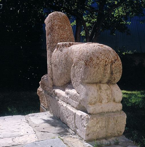 Le lion de gauche. Vue générale de dos.