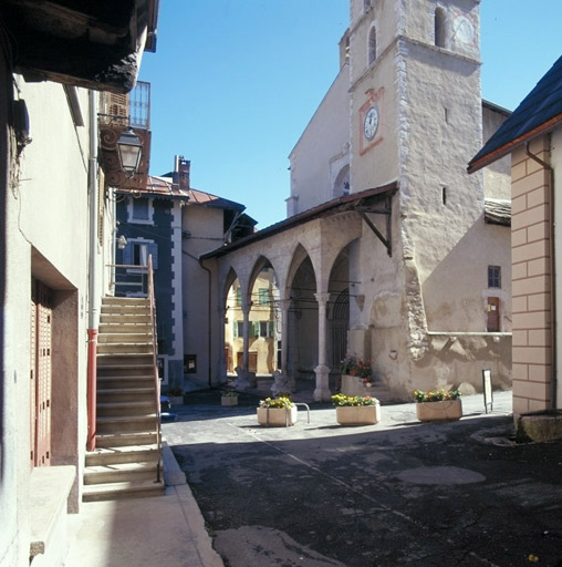 Vue générale de la façade depuis l'ouest.