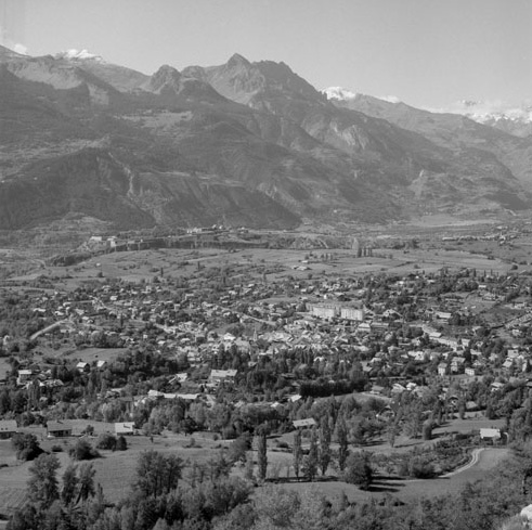 Vue générale de la ville de Guillestre depuis l'est, avec le site de Mont-Dauphin au second plan.