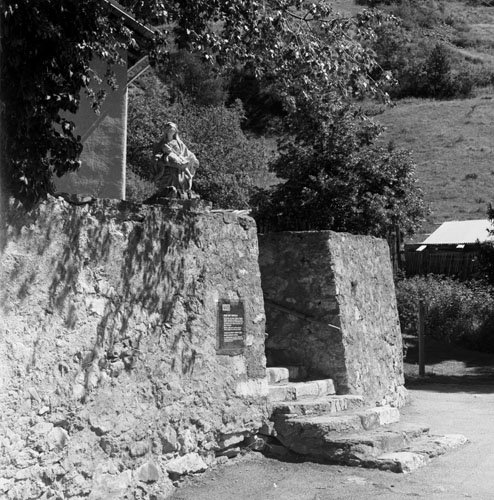 Le mur de soutènement du parvis avec la Vierge.