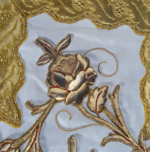 Détail technique de la broderie aux fils d'or.