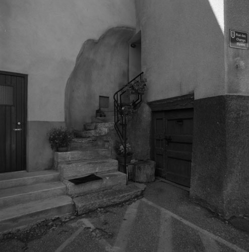 Rue des Champs-Elysées. Maison adossée au mur des fortifications (1940 E1 343) : escalier extérieur.