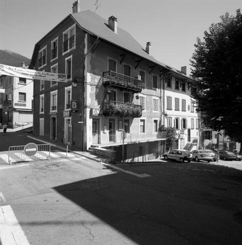 Angle de l'avenue Docteur-Julien-Guillaume (ancienne rue du Barry) et de la rue Maurice Petsche à l'emplacement de l'ancienne porte Saint-Sébastien ou de la Condamine.