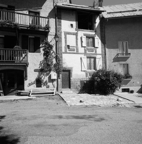 Avenue Docteur-Julien-Guillaume (ancienne rue du Barry). Maison adossée aux fortifications (1940 E1 195).