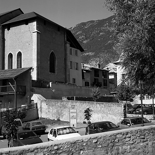 Chevet de l'église et vestiges du mur de clôture du cimetière.