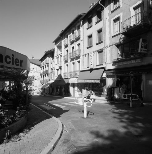 Rue Maurice-Petsche : alignement de façades.