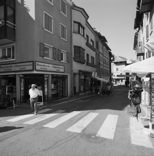 Rue Maurice-Petsche : alignement de façades.