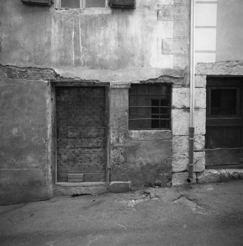 Rue Sainte-Catherine. Maison (1940 E1 325) : détail des ouvertures du rez-de-chaussée.