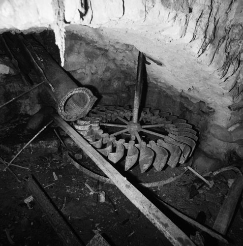 Moulin de Chagne. Intérieur de la salle des meules : la chambre d'eau.