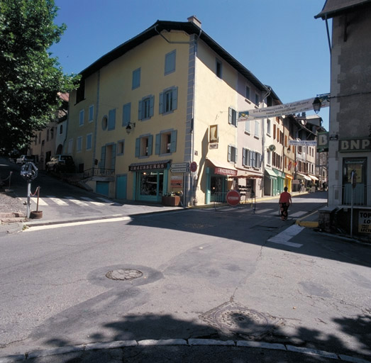 Angle de la rue Maurice Petsche et de l'avenue Docteur-Julien-Guillaume, à l'emplacement de l'ancienne porte Saint-Sébastien ou de la Condamine. Maison (1940 E1 385).