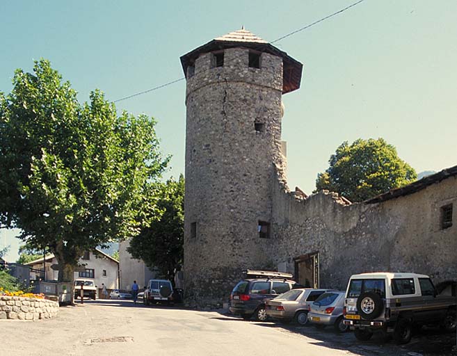 Vue générale de la tour d'Eygliers depuis le sud-ouest.