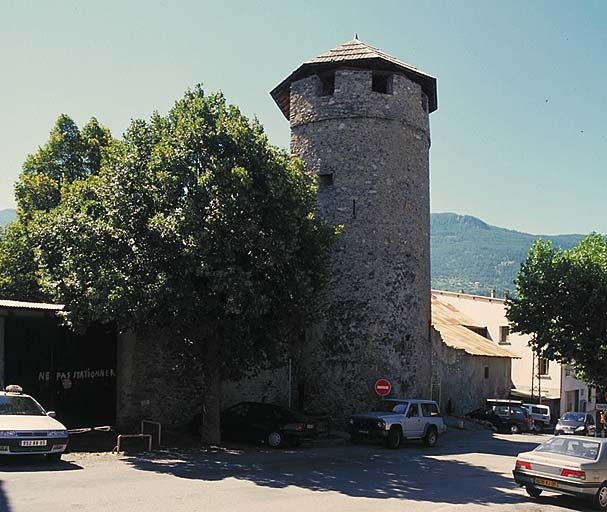 Vue générale de la tour d'Eygliers depuis le nord-est.