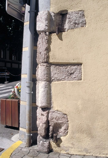 Détail de l'angle de l'avenue Docteur-Julien-Guillaume et de la rue Maurice Petsche montrant les vestiges de l'ancienne porte de Saint-Sébastien ou de la Condamine.