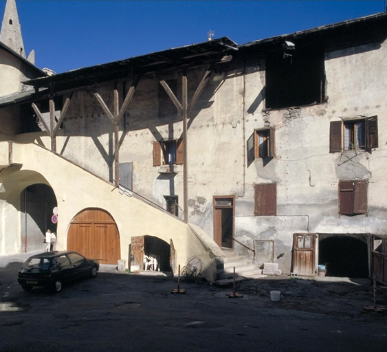 Place du Portail. Maison adossée aux fortifications (1940 E1 264). A gauche poterne ouverte sur la rue de la Procession.