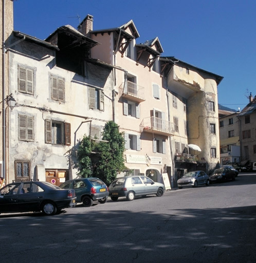 Place du Portail. Maisons aménagées contre l'ancienne fortification (1940 E1 277, 278, 279).