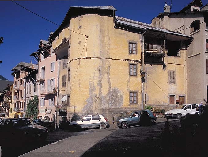 Place du Portail. Tour d'angle de l'ancienne fortification.