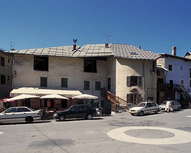 Rue des Champs-Elysées. Maisons adossées aux fortifications et vue générale de l'une des tours.