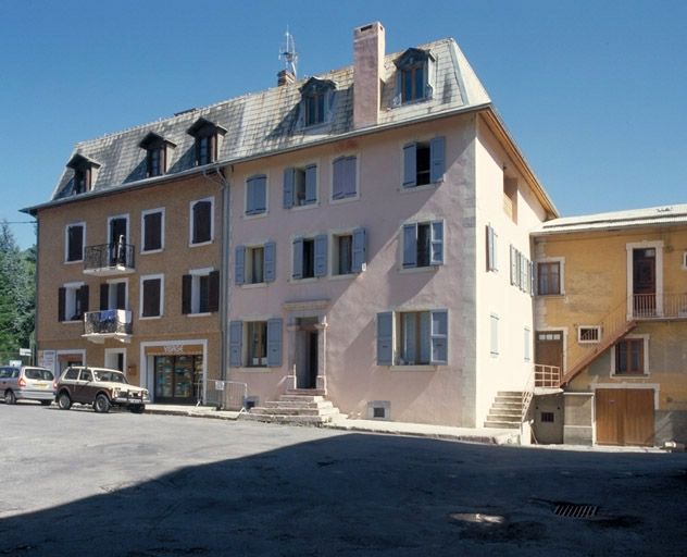 Place du Portail : façades vers la route de Fontloube.