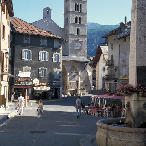 Vue générale de la place vers l'église paroissiale.