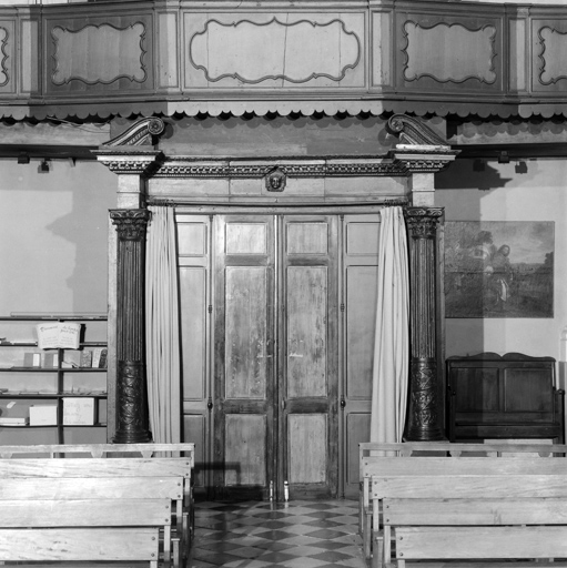 Partie centrale, portée par des remplois de retable.