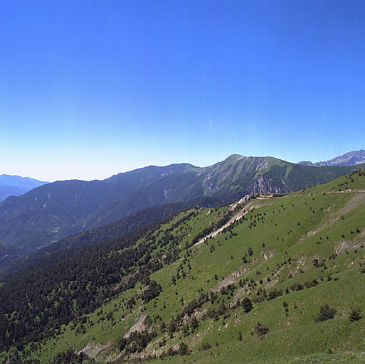 Vue lointaine du site nord-est, pentes vers la Roya.