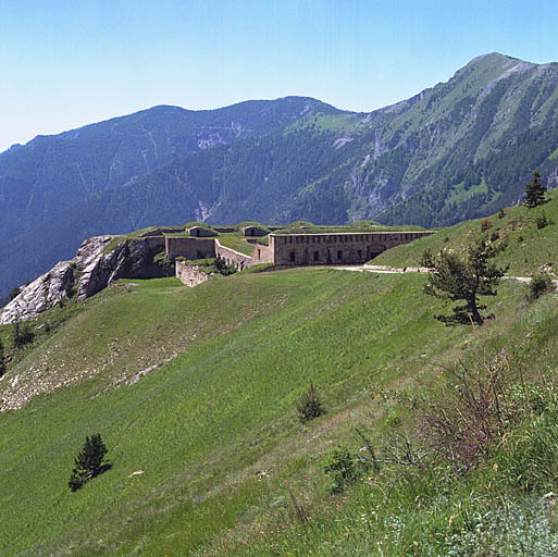 Vue générale depuis le dernier lacet de la route d'accès nord/nord-est.